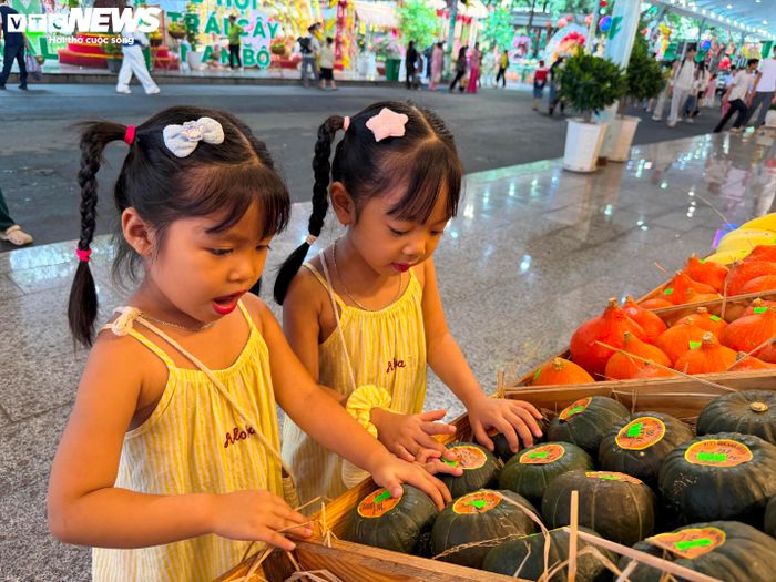 Các em nhỏ hào hứng tham gia trải nghiệm tại Suối Tiên trong ngày khai hội. Bên cạnh trải nghiệm văn hóa và nông sản, lễ hội năm nay còn mang đến nhiều khu vui chơi mới, phù hợp với các gia đình có trẻ em trong dịp nghỉ hè.