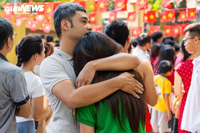 Nhiều thí sinh lặng lẽ rời điểm thi với đôi mắt đỏ hoe khi bài làm chưa như kỳ vọng. 