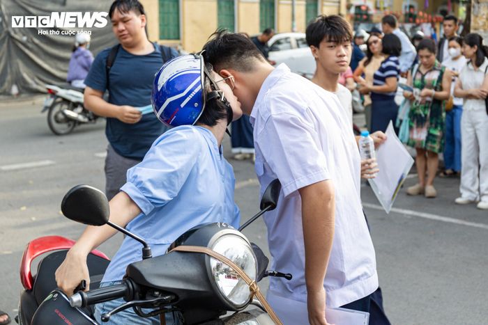 Những cái ôm thật chặt, những lời động viên ân cần từ cha mẹ đã tiếp thêm động lực giúp các thí sinh tự tin bước vào kỳ thi.