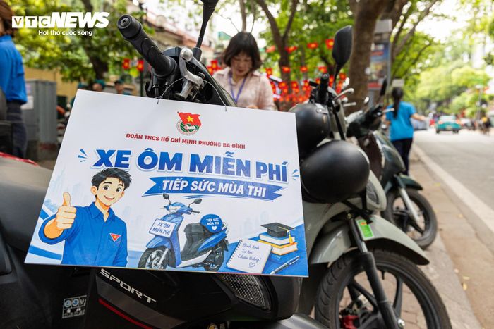 Không chỉ có thầy cô và cha mẹ đồng hành, các sĩ tử còn nhận được sự tiếp sức từ những tình nguyện viên. 