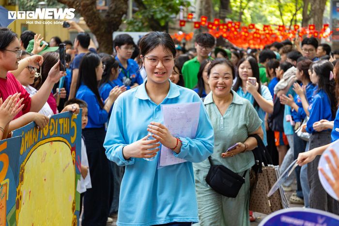 Khi đón con bước ra từ phòng thi, những lo lắng, hồi hộp suốt nhiều giờ chờ đợi của các bậc phụ huynh dường như cũng được trút bỏ. 