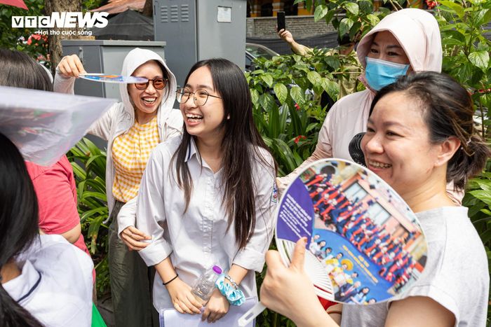 Đến những phút giây ăn mừng đầy cảm xúc diễn ra ngay trước cổng điểm thi khi các thí sinh ôm chầm lấy bạn bè, người thân, cùng chia sẻ niềm vui sau khi vượt vũ môn.