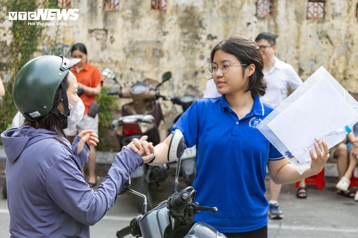 Năm nay, Hà Nội có 124.915 thí sinh đăng ký nguyện vọng 1 vào lớp 10 các trường công lập không chuyên; số đăng ký nguyện vọng 2 và nguyện vọng 3 lần lượt là 121.792 và 108.358. Trong khi đó, tổng chỉ tiêu tuyển sinh được giao cho 122 trường THPT công lập không chuyên là 79.533 học sinh.