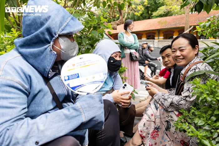 Dù đứng dưới tán cây, ngồi nép bên vỉa hè hay lặng lẽ chờ trước cổng trường, ánh mắt của các bậc phụ huynh vẫn luôn hướng về phía cổng trường thi - nơi con em mình đang trải qua những giờ phút quan trọng của 9 năm đèn sách.