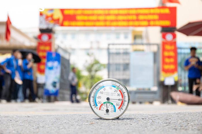 Dù thời tiết Hà Nội trong hai ngày thi khá oi bức, nhiều phụ huynh vẫn kiên nhẫn đội nắng chờ đợi trước cổng trường từ sáng đến trưa, dõi theo từng bước chân của con với tâm trạng hồi hộp và mong ngóng. 