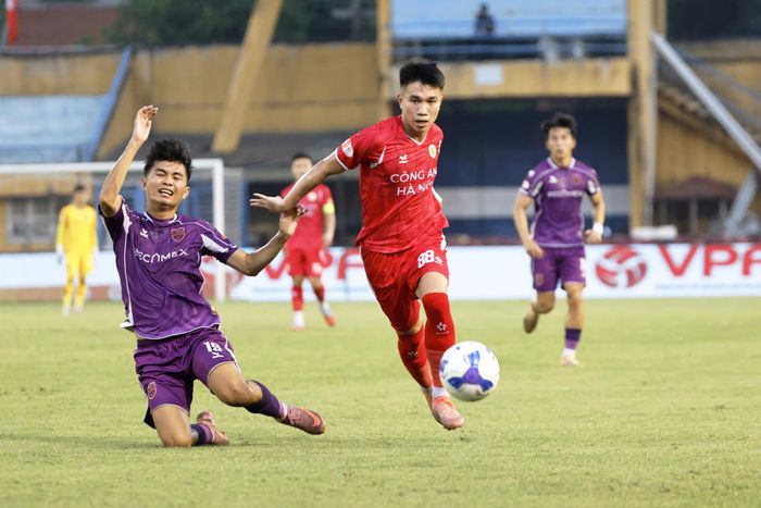 Đội bóng ngành công an có 64 điểm, bằng kỷ lục của Hà Nội FC. Thầy trò HLV Polking chỉ cần thêm 1 điểm ở vòng cuối để tạo cột mốc mới, trở thành đội giành nhiều điểm nhất trong một mùa giải V.League.