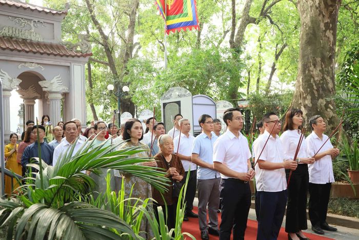 Đông đảo cán bộ và nhân dân phường Hoàn Kiếm dâng hương tưởng niệm 598 năm ngày Vua Lê Thái Tổ đăng quang. Ảnh: PV