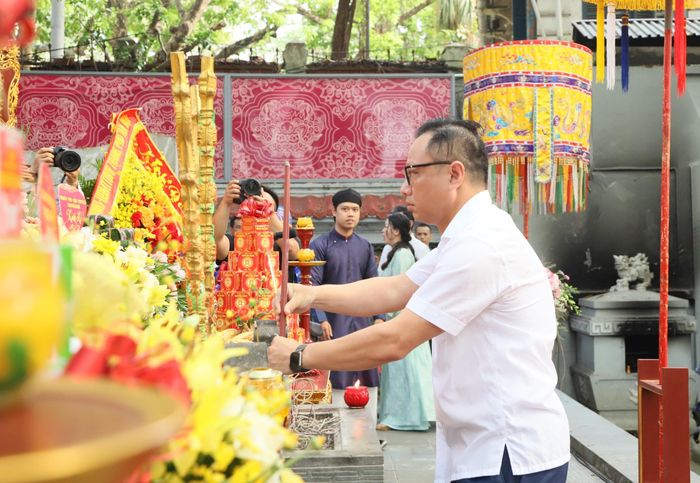 Bí thư Đảng ủy phường Hoàn Kiếm Nguyễn Trúc Anh dâng hương tưởng niệm 598 năm ngày Vua Lê Thái Tổ đăng quang. Ảnh: PV