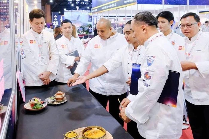 Ban Giám khảo chấm thi phần thể hiện của Đội tuyển đầu bếp Hà Nội. Ảnh: NVCC