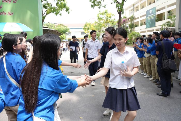 Sự sẻ chia, động viên từ những tình nguyện viên đã tiếp sức cho các sĩ tử "vượt vũ môn". Ảnh: Phạm Mạnh