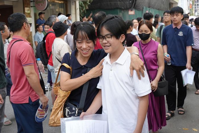 Tại điểm thi Trường THPT Phan Huy Chú - Đống Đa, đa số thí sinh đều đánh giá bài thi vừa sức, có thể đạt được điểm cao trong kỳ thi lần này. Ảnh: Phạm Mạnh