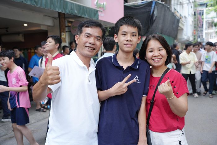 Gia đình thí sinh Nguyễn Nhật Minh (Đông Anh, Hà Nội) hạnh phúc khi thấy con ra khỏi điểm thi với gương mặt rạng rỡ. Ảnh: Phạm Mạnh