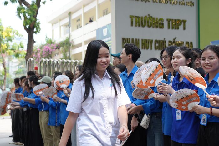 Hầu hết thí sinh tại điểm thi Trường THPT Phan Huy Chú - Đống Đa đều ra ngoài với sự tự tin về bài thi của mình. Ảnh: Phạm Mạnh