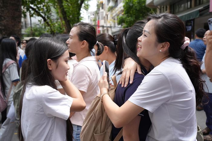 Dù các em có thi kết quả ra sao thì phía bên ngoài điểm thi vẫn luôn có vòng tay của gia đình đón chờ. Ảnh: Phạm Mạnh