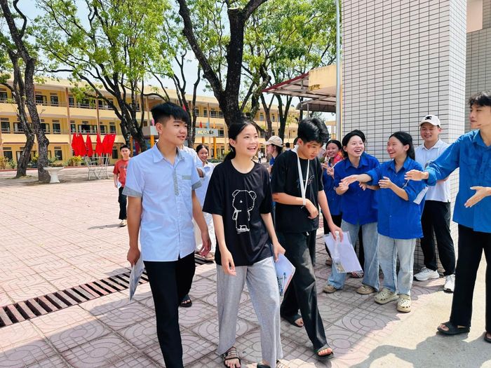 Các thí sinh thi tại Trường THPT Lưu Hoàng (Hòa Xá) phấn khởi hoàn thành các môn thi. Ảnh: Đoàn Thanh