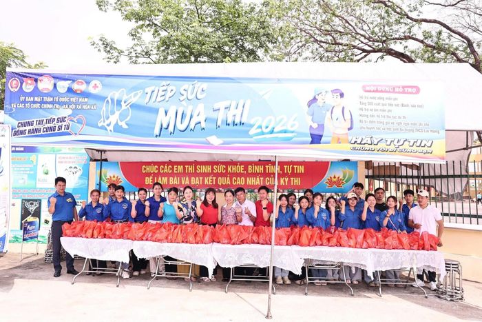 MTTQ và các đoàn thể xã Hòa Xá tham gia "Tiếp sức mùa thi". Ảnh: Đoàn Thanh