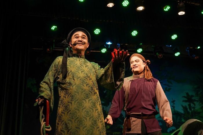 Phú ông và anh Nô mang đến nhiều tiếng cười cho khán giả qua những màn tung hứng duyên dáng trên sân khấu. Ảnh: PV