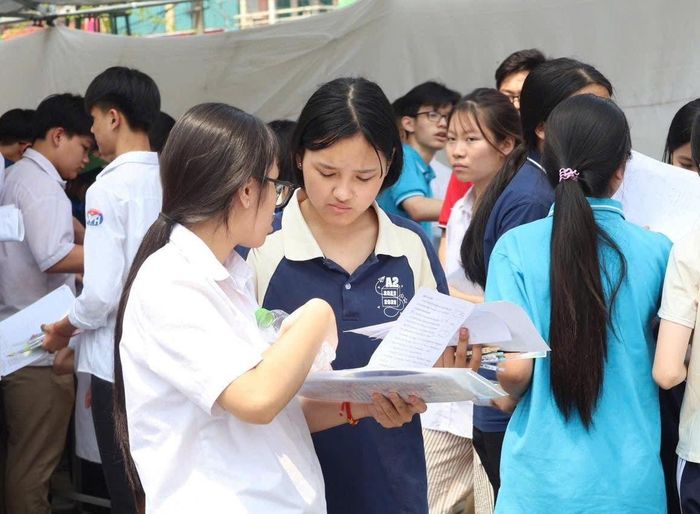 Các thí sinh trao đổi sau khi hoàn thành bài thi. Ảnh: ĐH