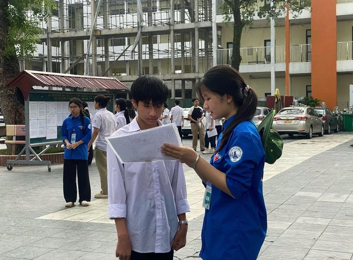Lực lượng đoàn viên, thanh niên hướng dẫn các thí sinh. Ảnh: ĐH