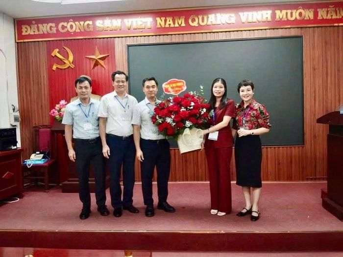 Phó Chủ tịch UBND xã Đan Phượng Nguyễn Thị Quỳnh Lâm kiểm tra, động viên và tặng hoa chúc mừng các lực lượng làm công tác thi tại điểm thi Trường THPT Đan Phượng. Ảnh: PV