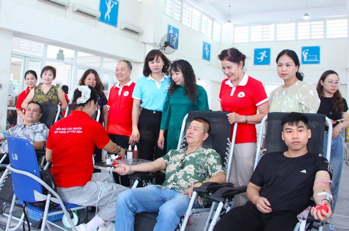 Lãnh đạo phường Giảng Võ thăm hỏi, động viên tình nguyện viên tham gia hiến máu. Ảnh: TT
