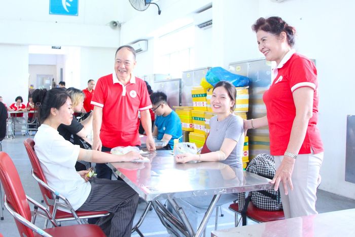 Hội Chữ thập đỏ phường Giảng Võ thăm hỏi sức khỏe các tình nguyện viên sau khi lấy máu. Ảnh: TT