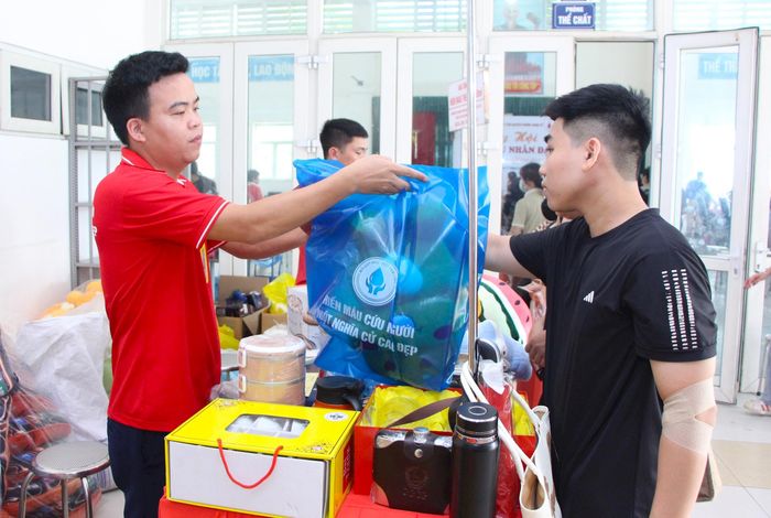 Hội Chữ thập đỏ phường Giảng Võ trao các phần quà tri ân các tình nguyện viên hiến máu cứu người. Ảnh: TT