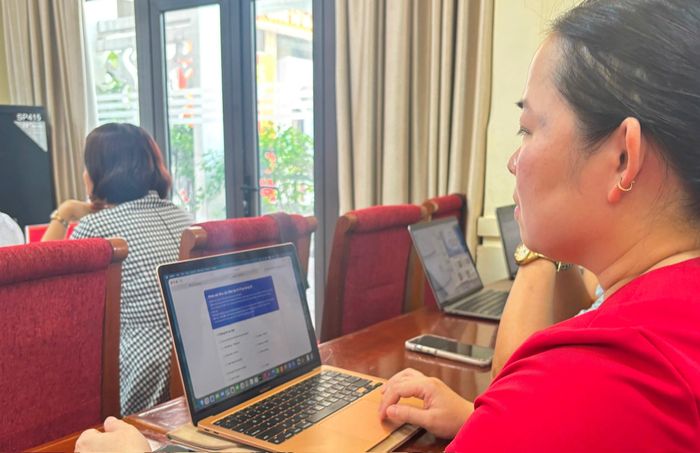 Phường chú trọng nâng cao năng lực số, kỹ năng số cho đội ngũ cán bộ để tiến tới xây dựng chính quyền số hoạt động hiệu quả. Ảnh: An Quyên