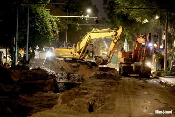 Máy đào được huy động tối đa để thi công trên tuyến phố Quang Trung. Ảnh: Lại Tấn