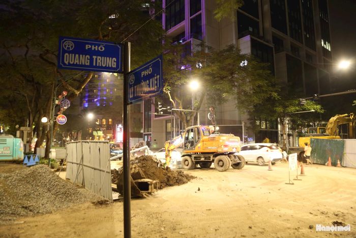 Hệ thống rào chắn, biển báo và đèn tín hiệu được bố trí đầy đủ nhằm bảo đảm an toàn giao thông trong thời gian thi công. Ảnh: Lại Tấn
