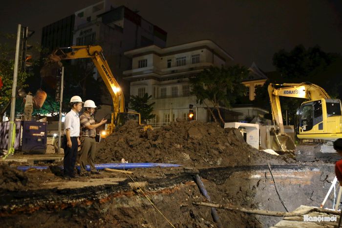Nhà thầu tăng số lượng mũi thi công trên tuyến phố Quang Trung để tranh thủ thời gian, đẩy nhanh tiến độ hoàn thành dự án. Ảnh: Lại Tấn