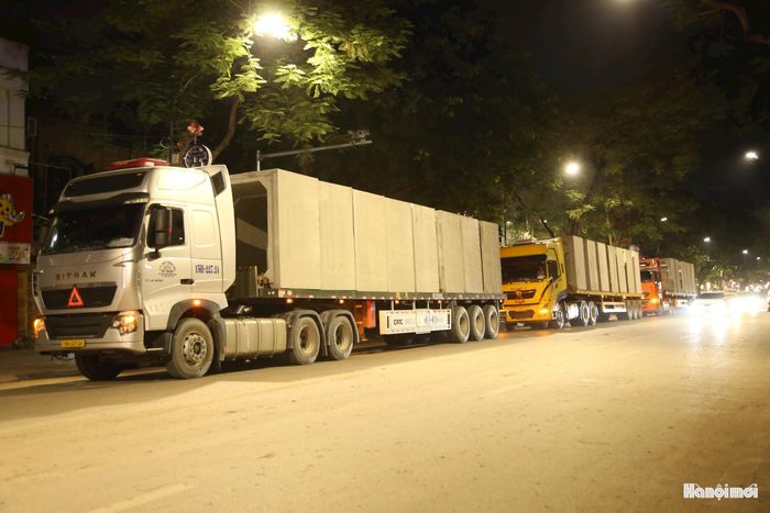 Các cấu kiện cống đúc sẵn được vận chuyển đến công trường trong đêm để phục vụ thi công. Việc cho phép thi công và vận chuyển vật liệu cả ngày lẫn đêm tại một số vị trí trọng điểm đã tạo điều kiện cho nhà thầu tăng tốc tiến độ, rút ngắn thời gian thực hiện các hạng mục. Ảnh: Lại Tấn