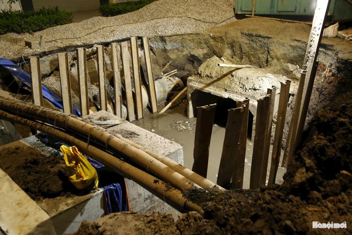 Các hạng mục đấu nối, lắp đặt cống được triển khai trong điều kiện thi công phức tạp. Ảnh: Lại Tấn