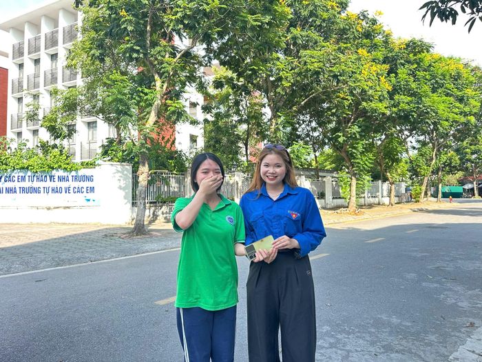 Áo xanh tiếp sức mùa thi xã Đông Anh giúp thí sinh tìm điện thoại bị thất lạc. Ảnh:MK