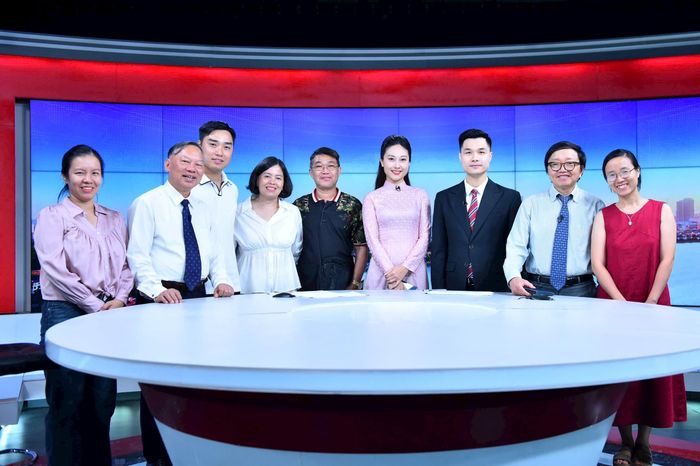 Ekip chương trình và khách mời chụp ảnh lưu niệm tại chương trình. Ảnh: Phan Anh