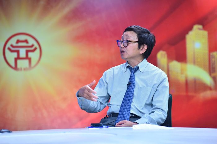 Đạo diễn, NSND Lê Hồng Chương trao đổi tại chương trình. Ảnh: Phan Anh.