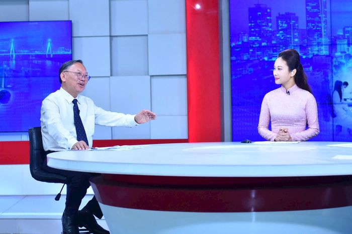 GS.TS.NGND Nguyễn Quang Ngọc trao đổi tại chương trình. Ảnh: Phan Anh