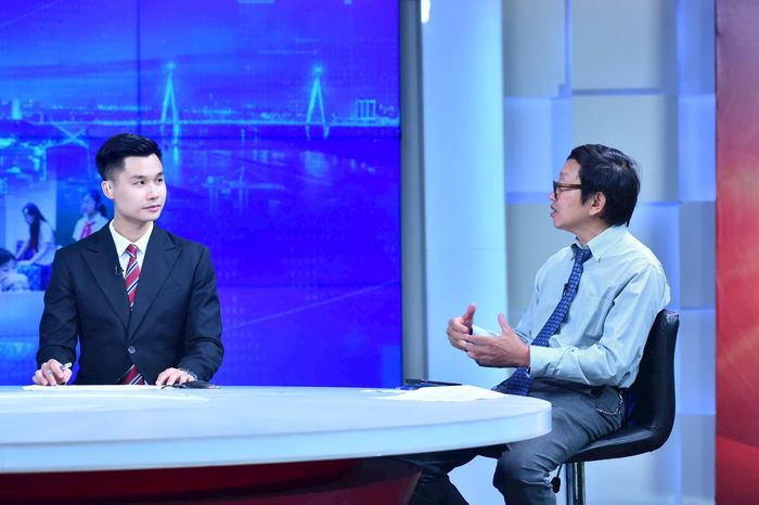 Đạo diễn, NSND Lê Hồng Chương chia sẻ tại chương trình. Ảnh: Phan Anh