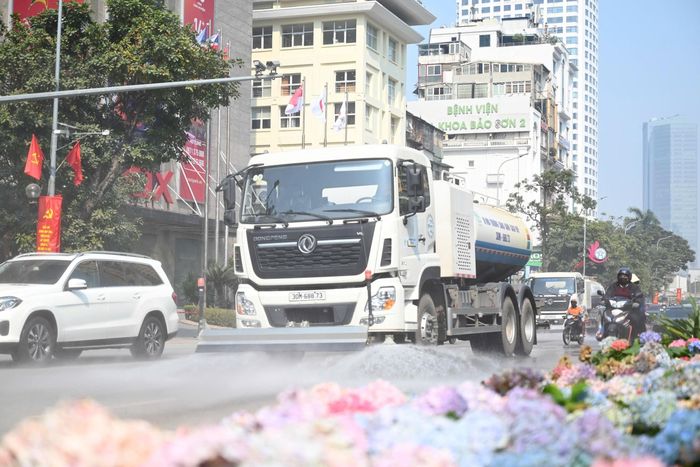 Công ty Urenco tăng cường tưới rửa đường nhằm đảm bảo môi trường tại Thủ đô. Ảnh: Hoàng Hiệp