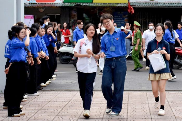 Nhiều lực lượng đồng hành cùng thí sinh. Ảnh: Phạm Thảo. 