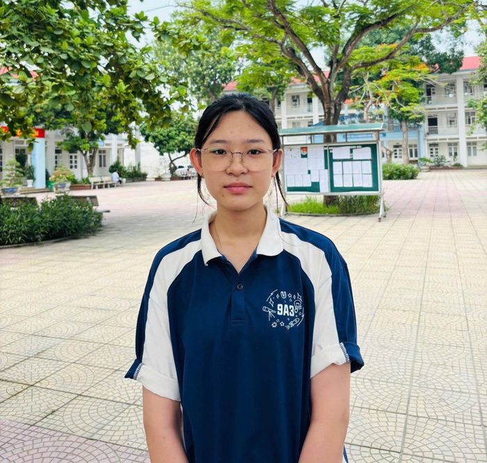 Em Vũ Hà Phương (trường THCS Thanh Cao) chia sẻ khá hài lòng với bài thi môn Toán sáng nay (31-5). Ảnh: Bình Minh 