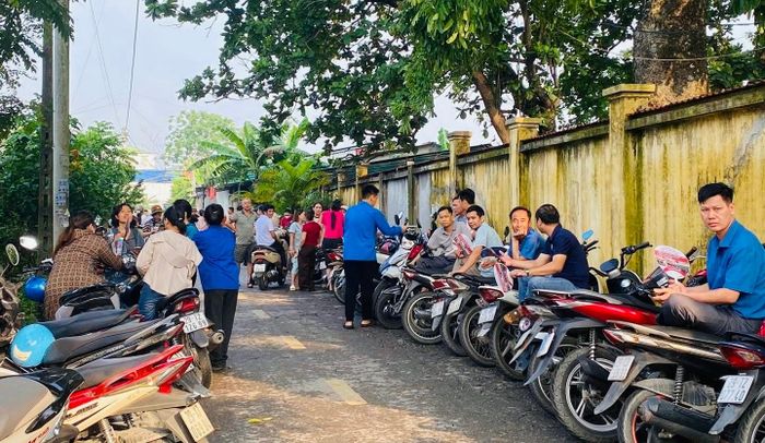 Các điểm nghỉ chờ cho cha mẹ học sinh được bố trí phù hợp, bảo đảm thuận tiện, an toàn và vệ sinh. Ảnh: Bình Minh 