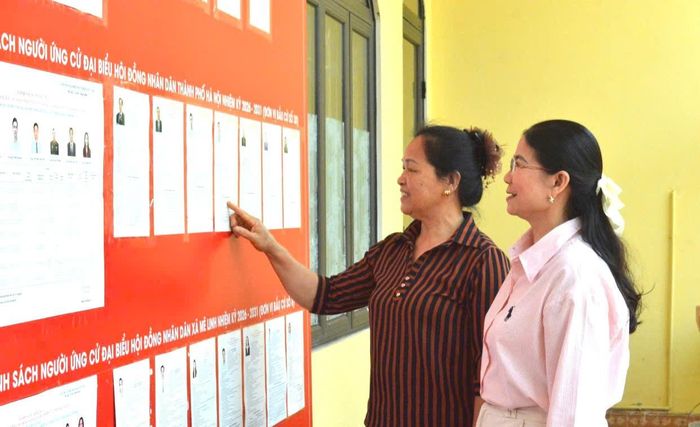 Bà Diên (áo hồng) có nhiều đóng góp trong công tác bầu cử của thôn Phố Yên và xã Mê Linh. Ảnh: Khánh Ly