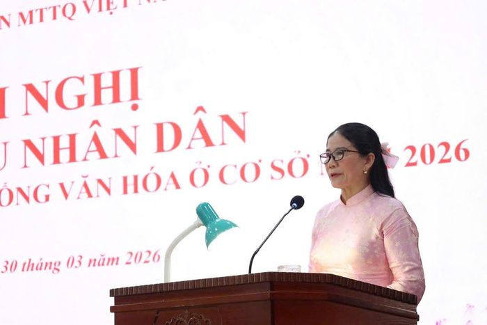 Bà Nguyễn Thị Diên tham luận tại một hội nghị của xã Mê Linh. Ảnh: PV