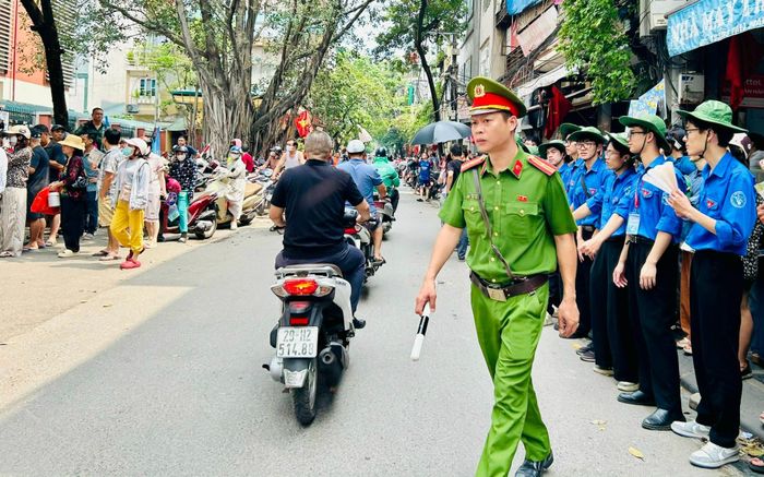 Công an phường Hoàng Mai làm nhiệm vụ đảm bảo an ninh trật tự. Ảnh: Trần Oanh