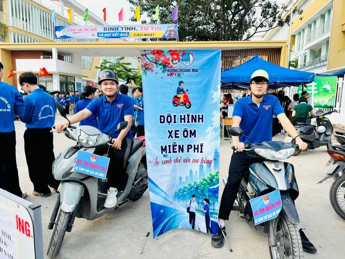 Đội hình Xe ôm miễn phí sẵn sàng chở thí sinh trong những tình huống khẩn cấp. Ảnh: HM