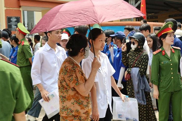 Thí sinh hân hoan ra về sau khi hoàn thành các bài thi. Ảnh: PV