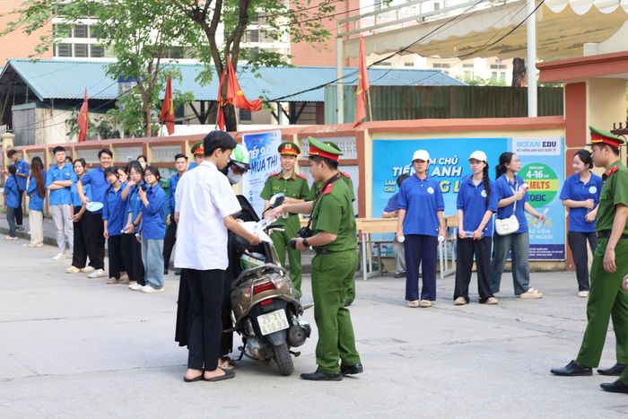 Lực lượng chức năng và đoàn viên thanh niên hỗ trợ, tiếp sức thí sinh. Ảnh: PV