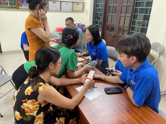 Lực lượng đoàn viên thanh niên hỗ trợ người dân mở tài khoản ngân hàng an toàn. Ảnh: Thùy Dương