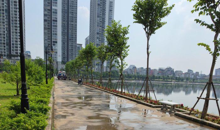 Sau khi dọn dẹp xong, các đơn vị sẽ làm sạch mặt đường, ngăn chặn tình trạng ô nhiễm môi trường. Ảnh: Vân Nhi